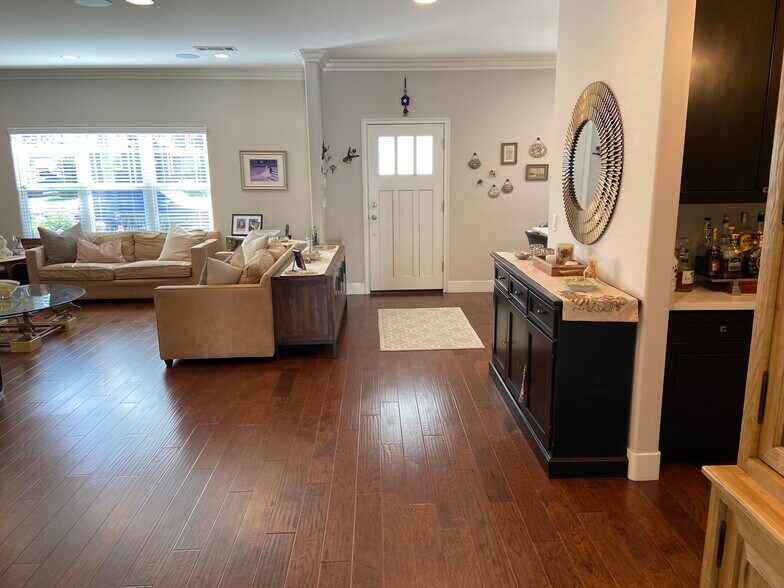 Building Photo - 4470 Stansbury Ave