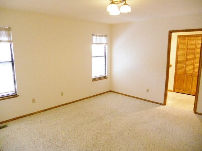 Building Photo - Charming 3-Bed, 2-Bath Home with 2-Car Gar...