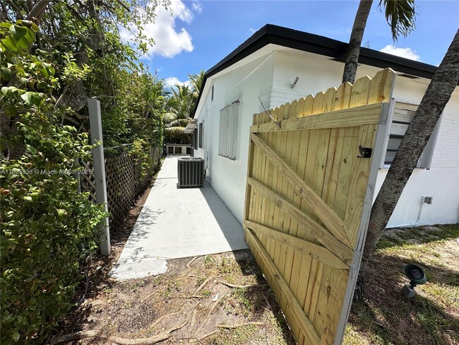 Building Photo - 4830 SW 41st Ave