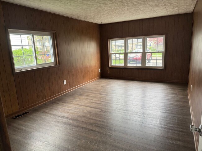 Building Photo - 3 Bedroom 1.5 bathroom Single Family Home, Upper Arlington Schools