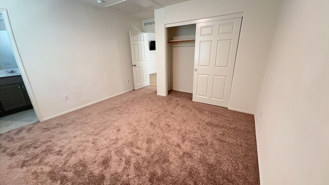 Building Photo - 4 BEDROOM, 3 BATH VICTORVILLE HOME