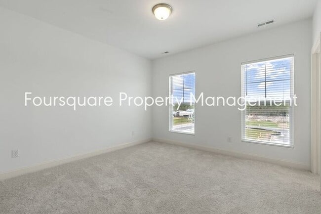 Building Photo - Spacious Townhome with Entry-Level Guest Suite, Washer/ Dryer Included, 2nd floor Balcony & 2-Car...