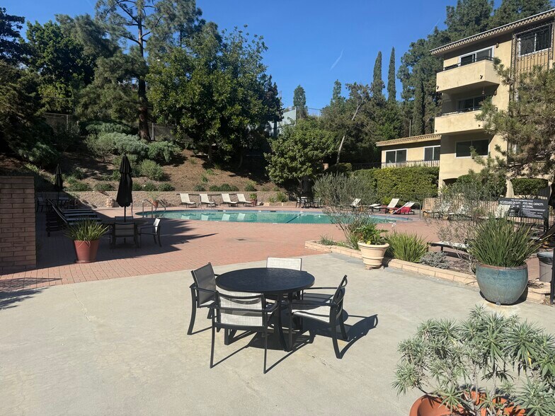 Building Photo - 6748 Hillpark Dr