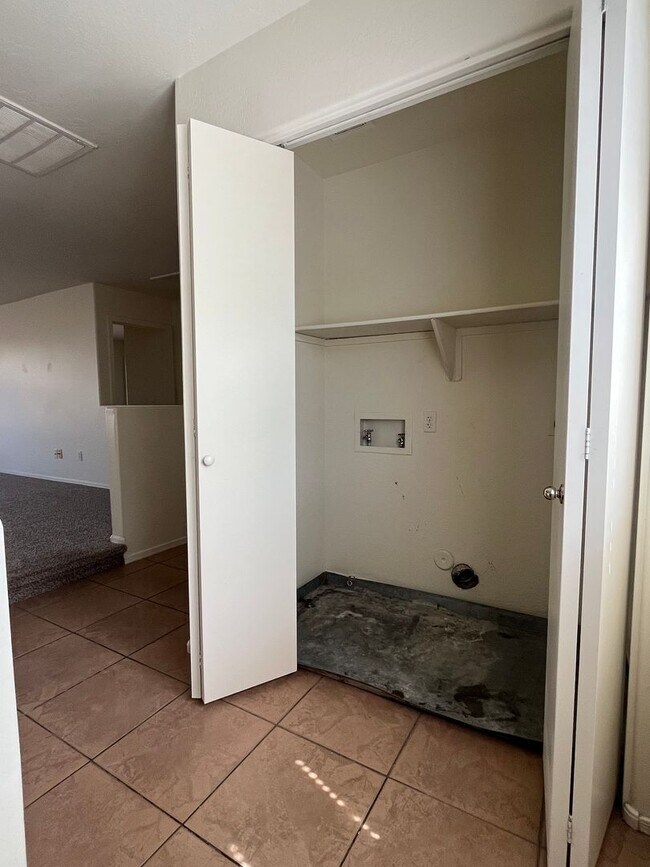 Building Photo - GREAT 4 BEDROOM 2 BATH HOME