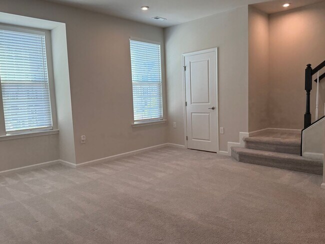Building Photo - Amazing 3 Bedroom Townhome in North East R...