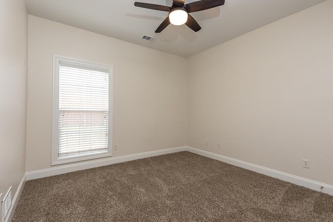 Building Photo - 2864 Summer Oaks Pl