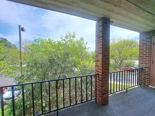 Building Photo - 520 Biesterfield Rd