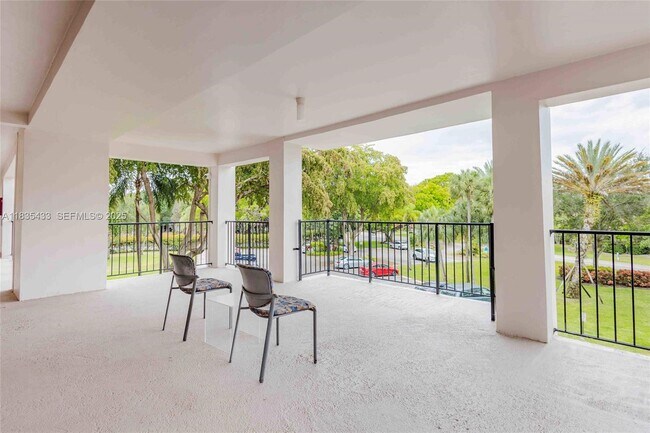 Building Photo - 2751 N Palm Aire Dr