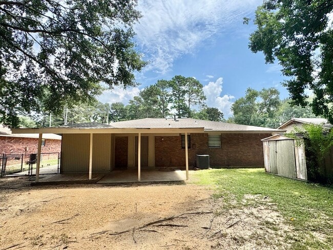 Building Photo - Cozy Meets Spacious: 4BR/2BA with Bonus De...