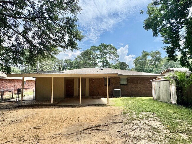 Building Photo - Cozy Meets Spacious: 4BR/2BA with Bonus Den & Patio