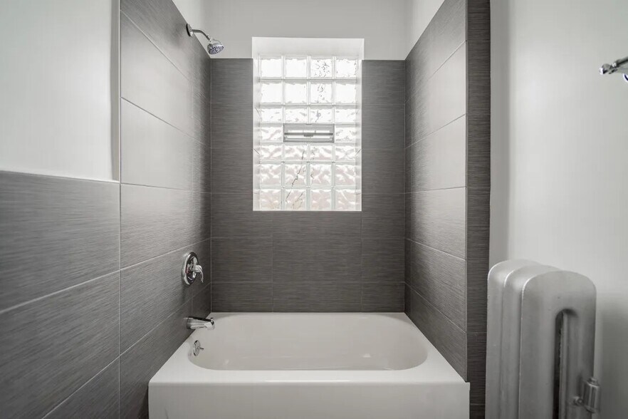 Building Photo - 5162 W Montrose Ave