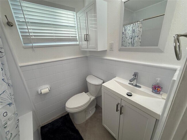 Building Photo - 15573 Bedford Cir E