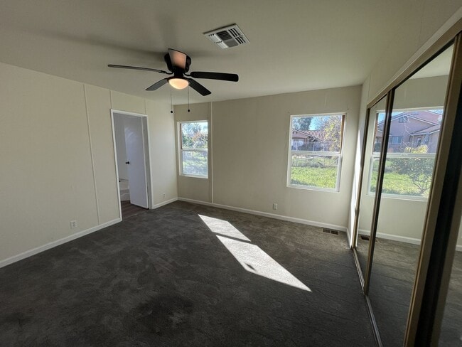 Building Photo - Recently renovated 2 bed 2 bath in Sacramento!