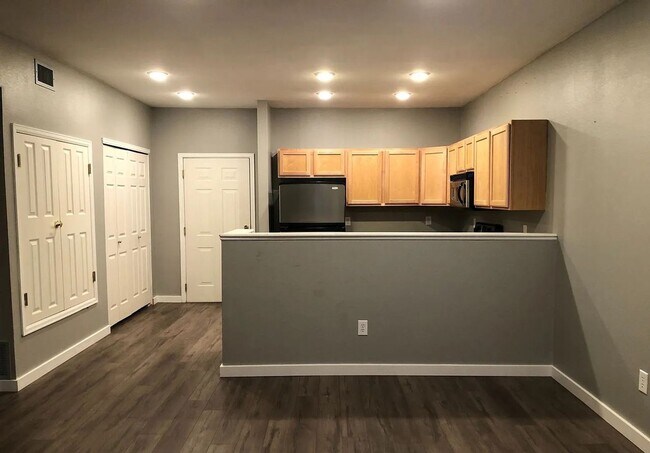 Building Photo - Updated 2 Bed, 2 Bath Main Floor Condo with Garage