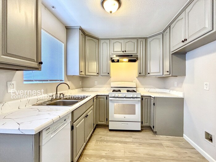 Building Photo - 522 Serrano Ave