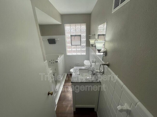 Building Photo - 7117 Forest Hill Dr