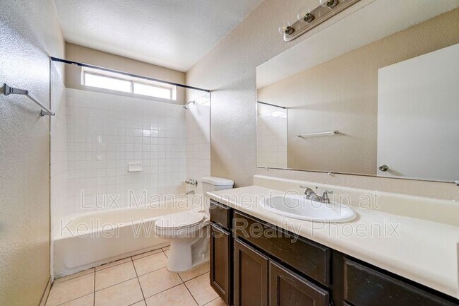 Building Photo - 3840 N 43rd Ave