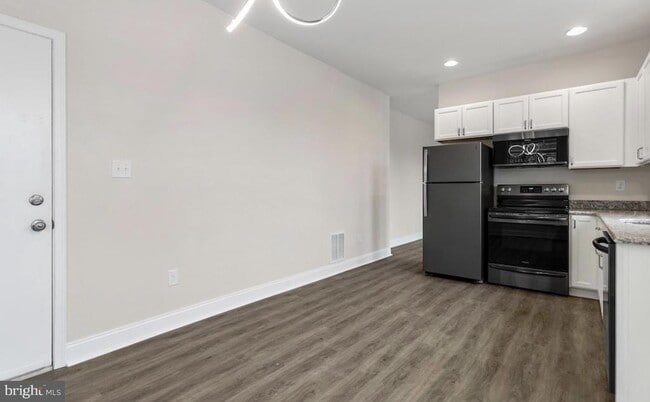 Building Photo - 300 E Front St