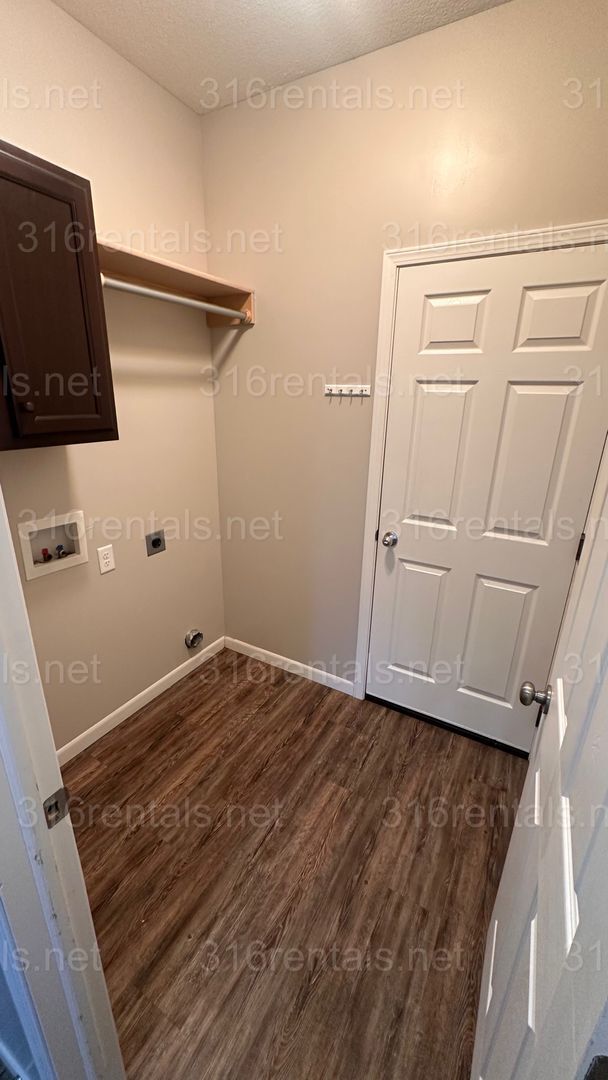 Building Photo - 449 S Longbranch Dr