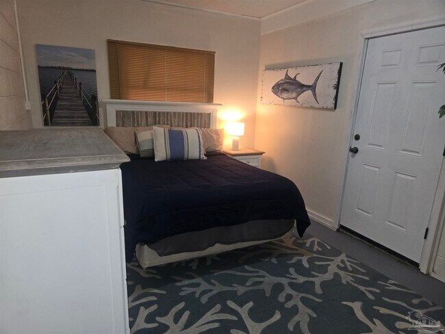 Building Photo - 1012 W Hernandez St