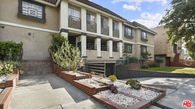 Building Photo - 420 Riverdale Dr