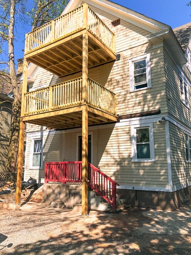 Building Photo - Modern 3BD Near Yale New Haven Hospital!