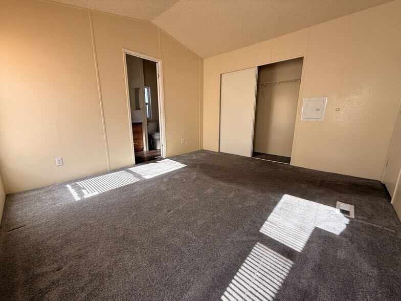 Building Photo - 3601 E Wyoming Ave