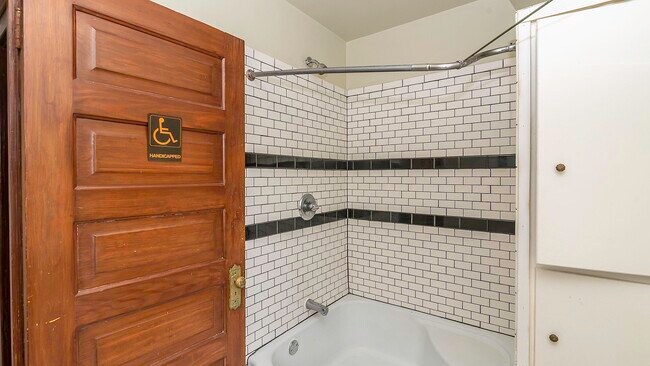 Building Photo - 823 Dewey Ave