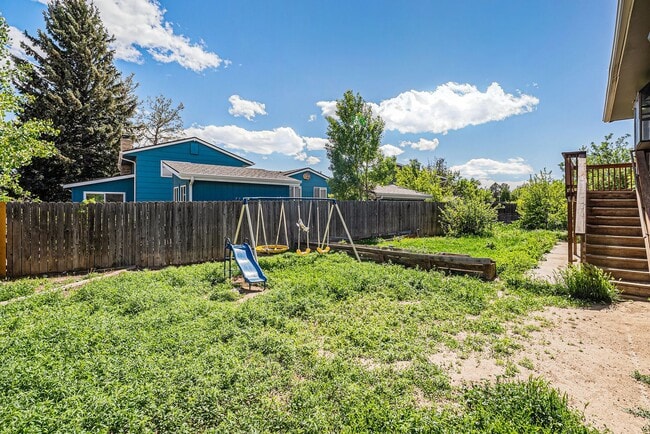 Building Photo - Spacious 3BD 2 Bath Home