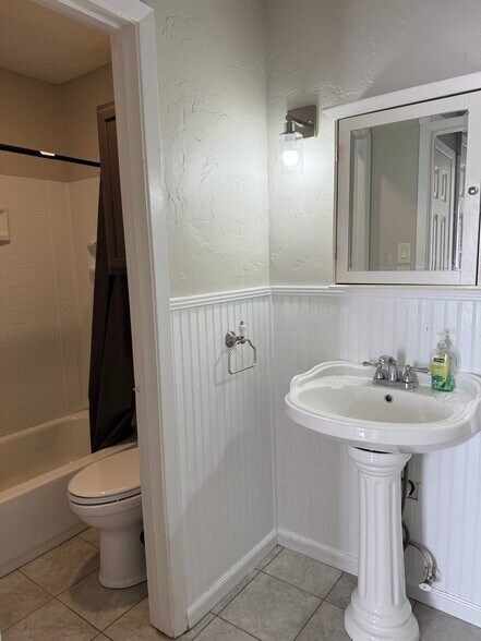 Building Photo - 1008 Clayton Nolen Dr