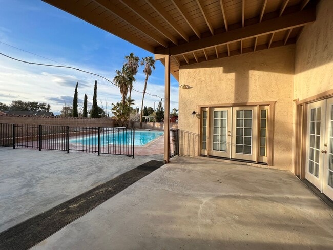 Building Photo - Please contact Vaughn Realty to set up an ...