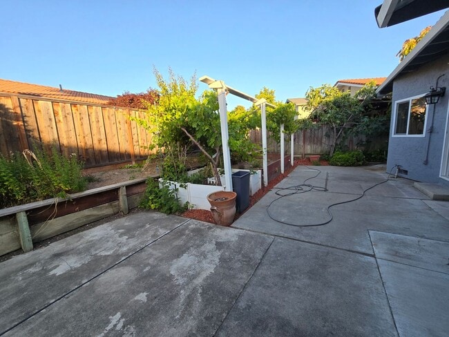Building Photo - Spacious Home Across from Cataldi Park – 3...