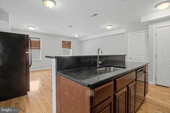 Building Photo - 1515 W Oxford St