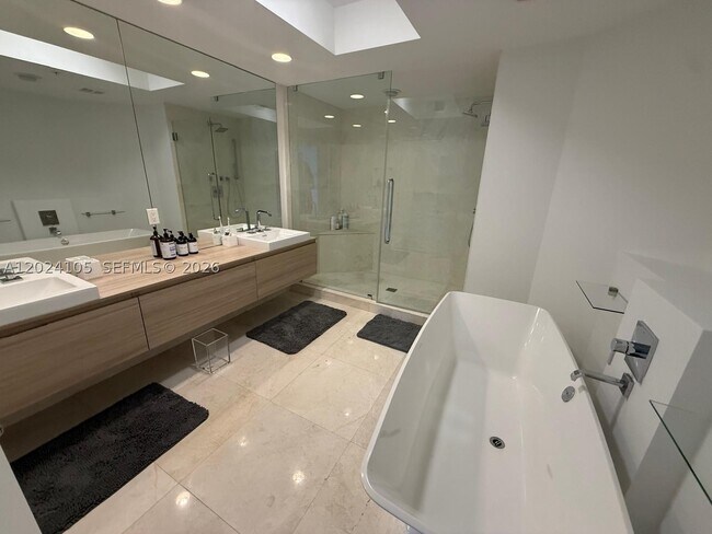 Building Photo - 17301 Biscayne Blvd