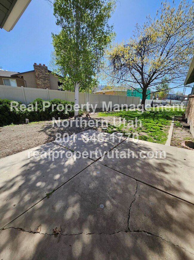 Building Photo - Lovely 5 Bedroom Home in Layton Available Now!