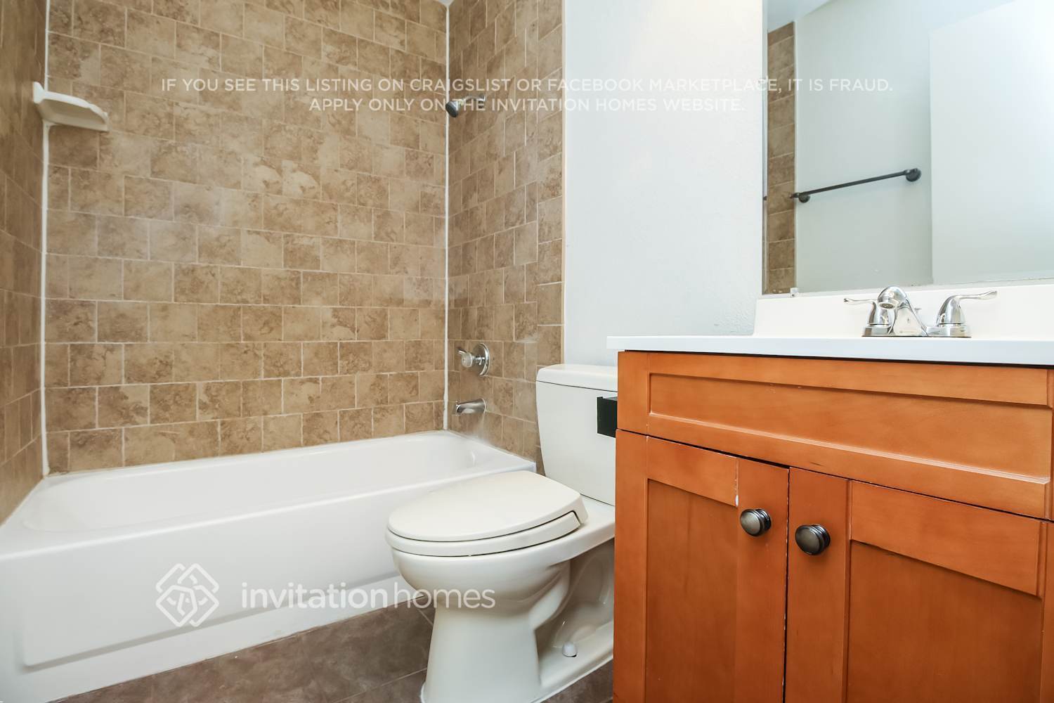 Building Photo - 811 E Hillview Cir