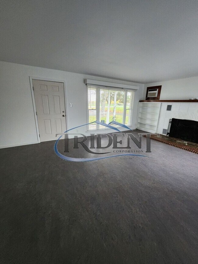 Building Photo - 2 bedroom, 2 bath house, plus a bonus room, located in the country.