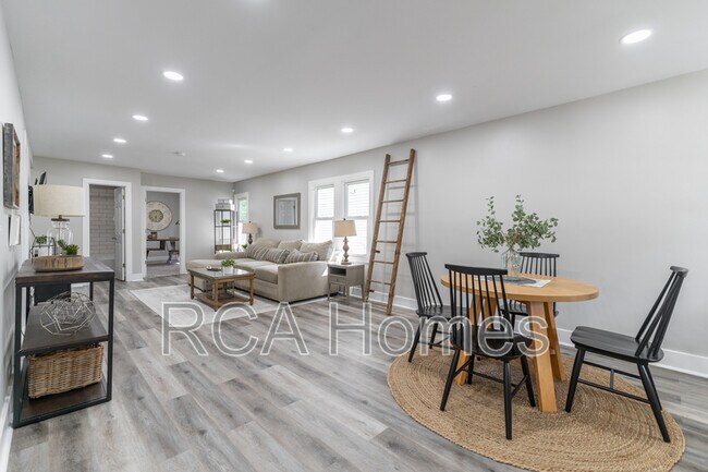 Building Photo - 537 N Sheffield Ave