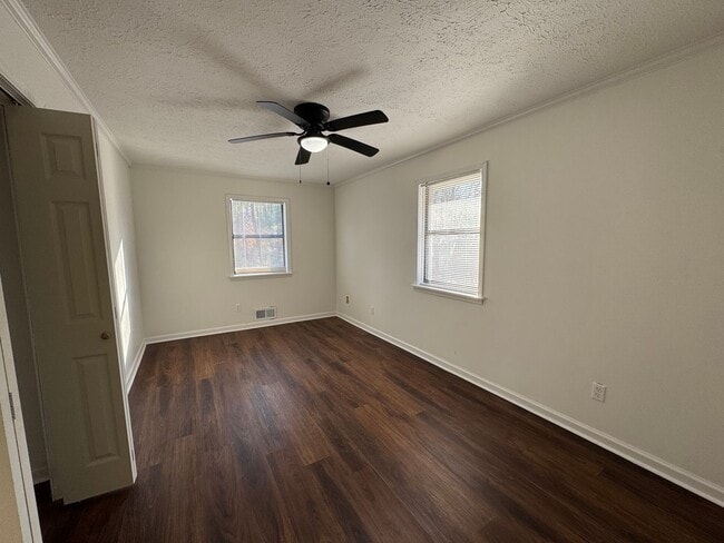 Building Photo - Charming 3 bedroom, 2 bathroom Ranch-Style Home