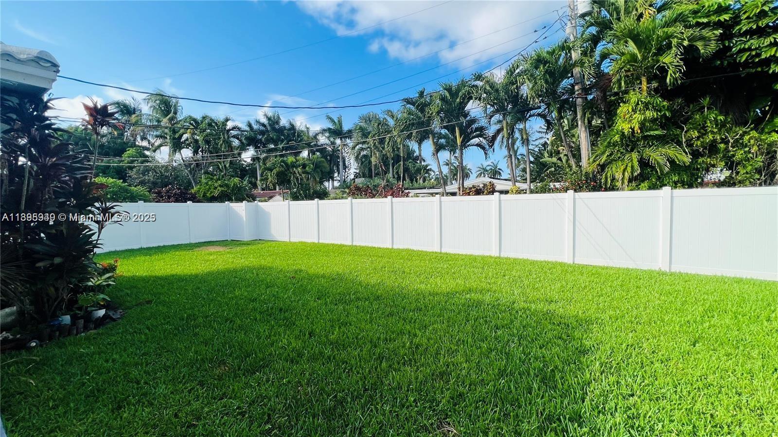 Building Photo - 911 N 14th Ave