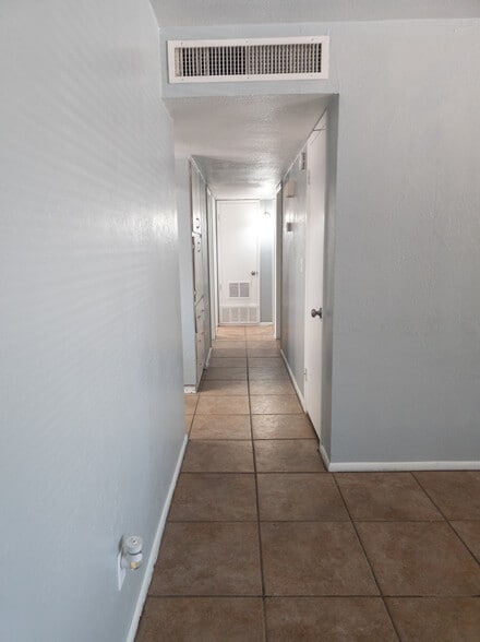 Building Photo - 506 N Hunt Dr