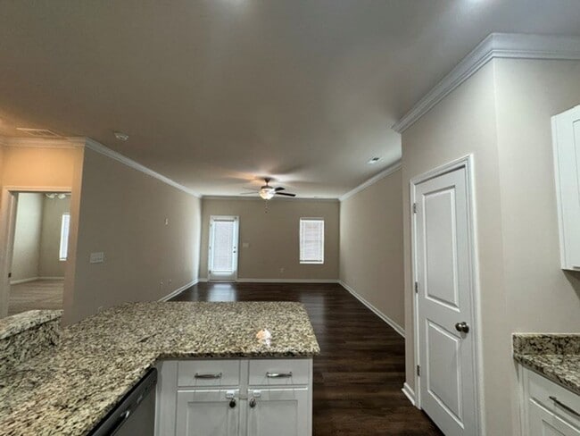 Building Photo - ***** READY TO MOVE IN *****