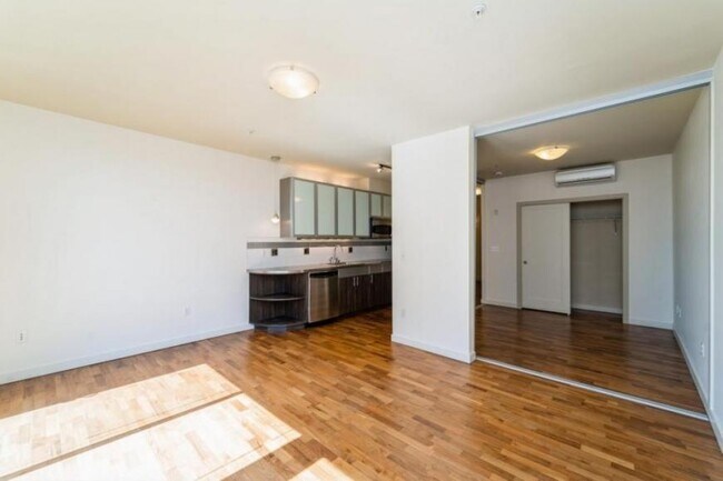Building Photo - 1 bedroom in Seattle WA 98121