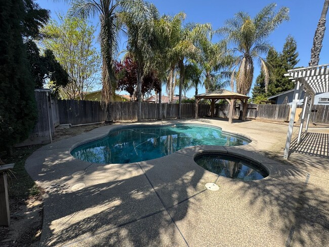 Building Photo - 3 bdrm 2 bath house on quiet cul -de-sac w...