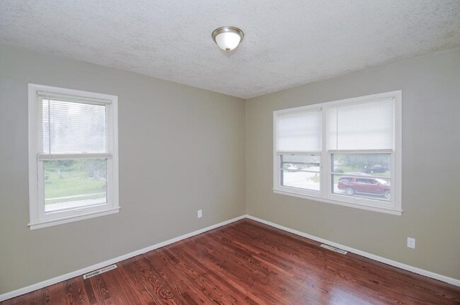 Building Photo - Beautiful 3 Bedroom / 1.5 Bath *Large Corner Lot* 2 Car Garage