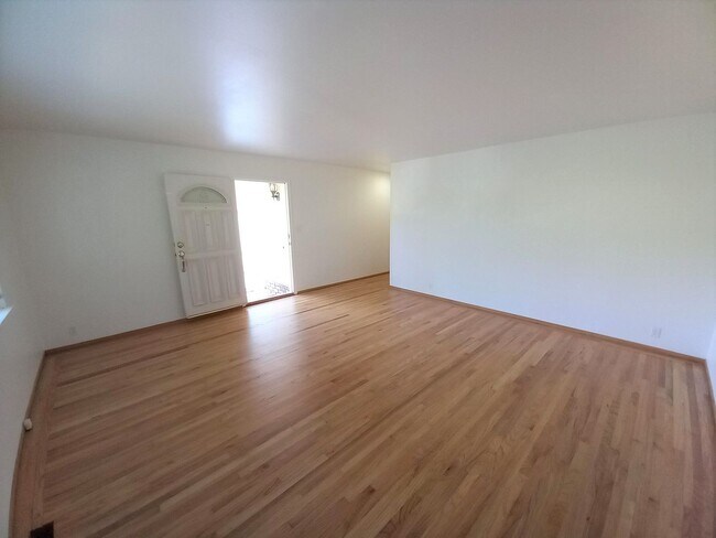 Building Photo - 94-98 Amherst Av.