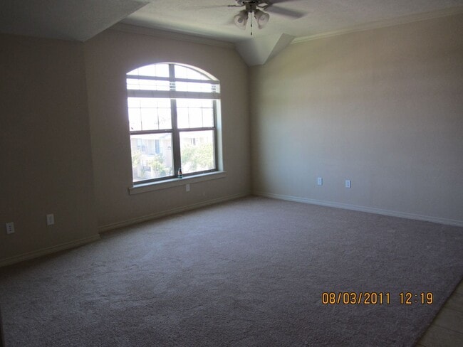 Building Photo - 2 BED 2 BATH TOWNHOME ON SHUTTLE ROUTE NEAR CAMPUS -  WITH POOL!