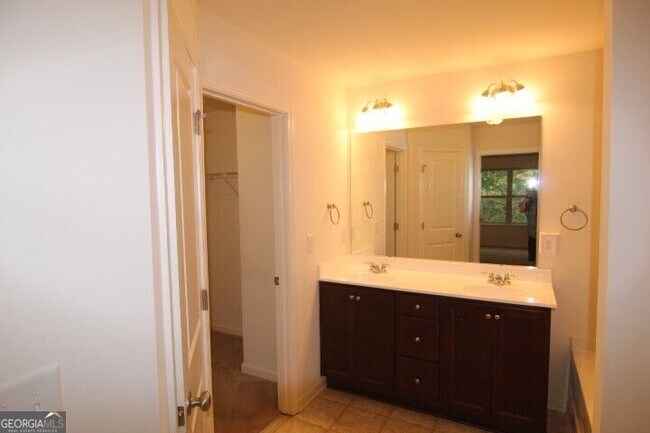Building Photo - 5850 Vinyard Ln