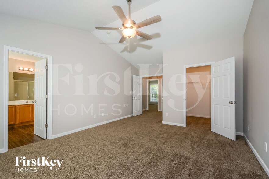 Building Photo - 310 Rustic Oaks Dr