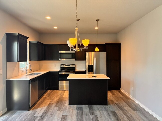 Building Photo - Spacious 3BR 2.5ba house in Urbandale, available NOW!